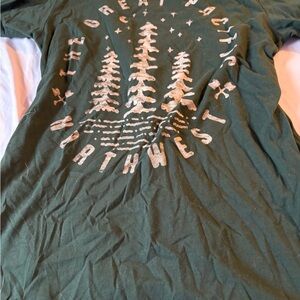 2/25$🍓⭐️ Green Graphic Tee with Tree Design